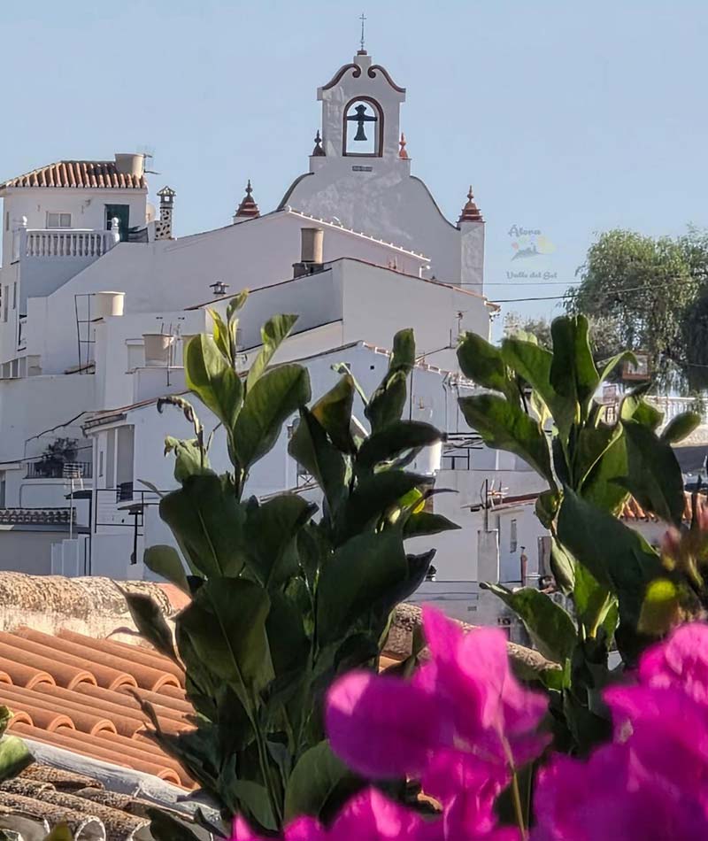 Peaceful streets of Álora village with traditional whitewashed houses and authentic Andalusian character.
Calles tranquilas del pueblo de Álora con casas blancas tradicionales y ambiente auténtico andaluz