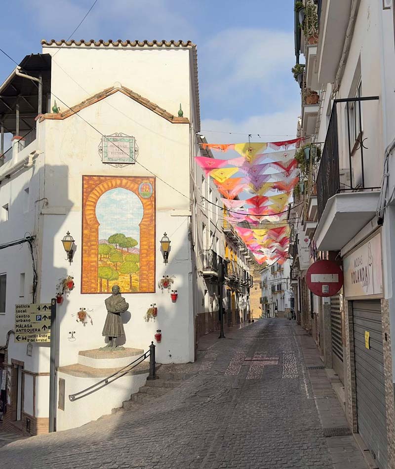 Calles tranquilas del pueblo de Álora con Peaceful streets of Álora village with traditional whitewashed houses and authentic Andalusian character. Casas blancas tradicionales y ambiente auténtico andaluz