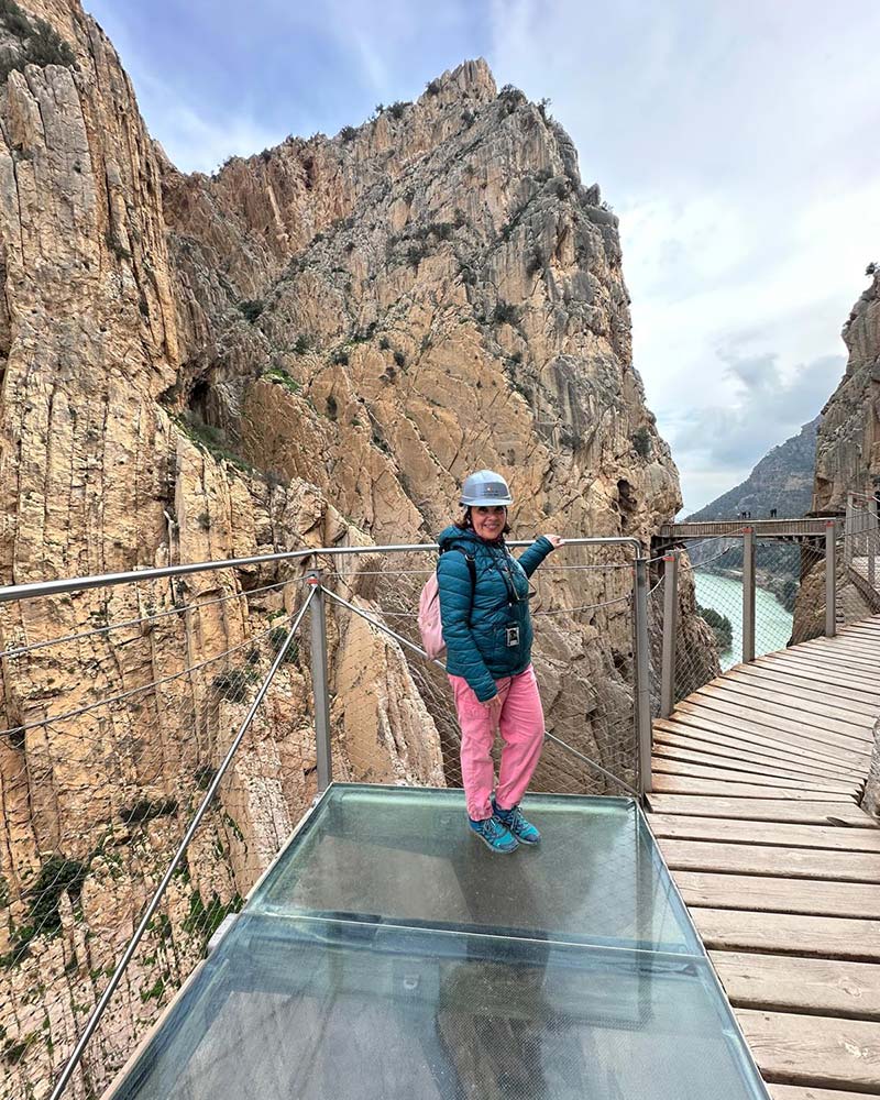 Caminito del Rey walkway suspended between dramatic cliffs in Malaga with breathtaking canyon views. Pasarela del Caminito del Rey suspendida entre acantilados en Málaga con vistas espectaculares del desfiladero