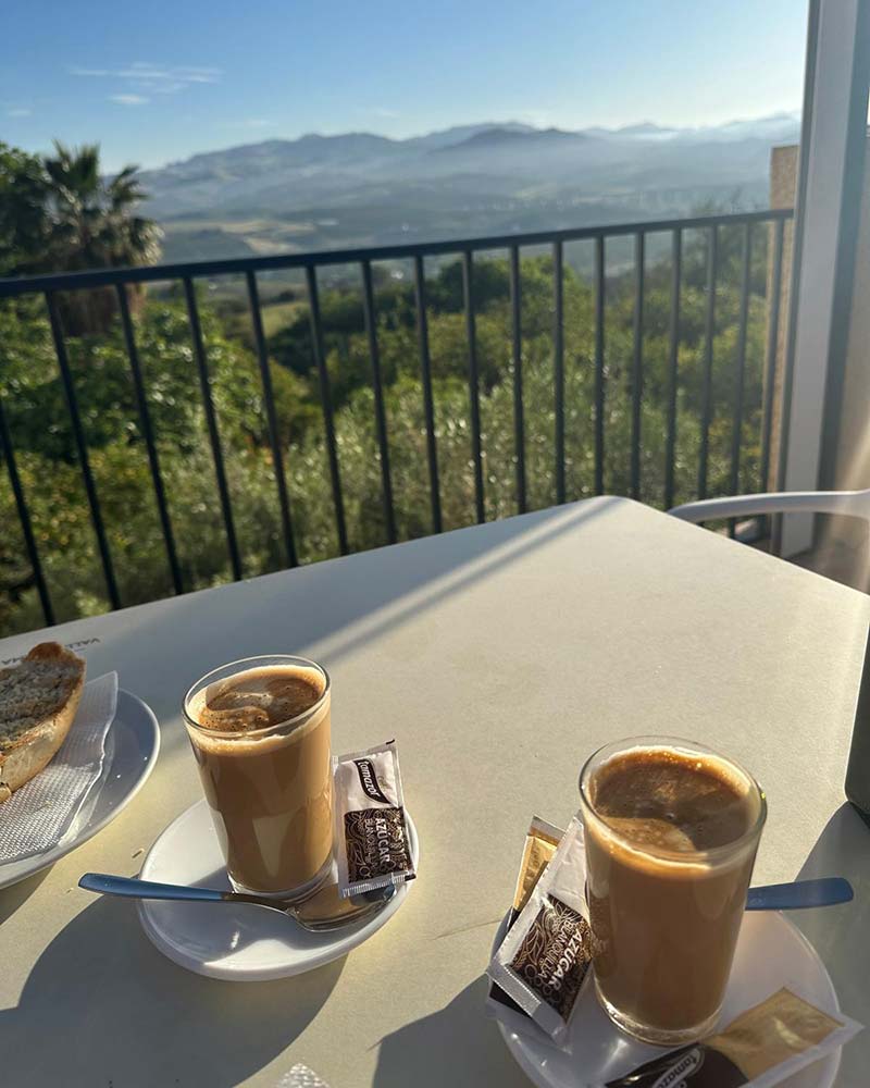 Slow morning coffee and breakfast on a terrace in rural Andalusia with natural light and a calm atmosphere.
Desayuno y café lento en una terraza rural en Andalucía con luz natural y ambiente tranquilo