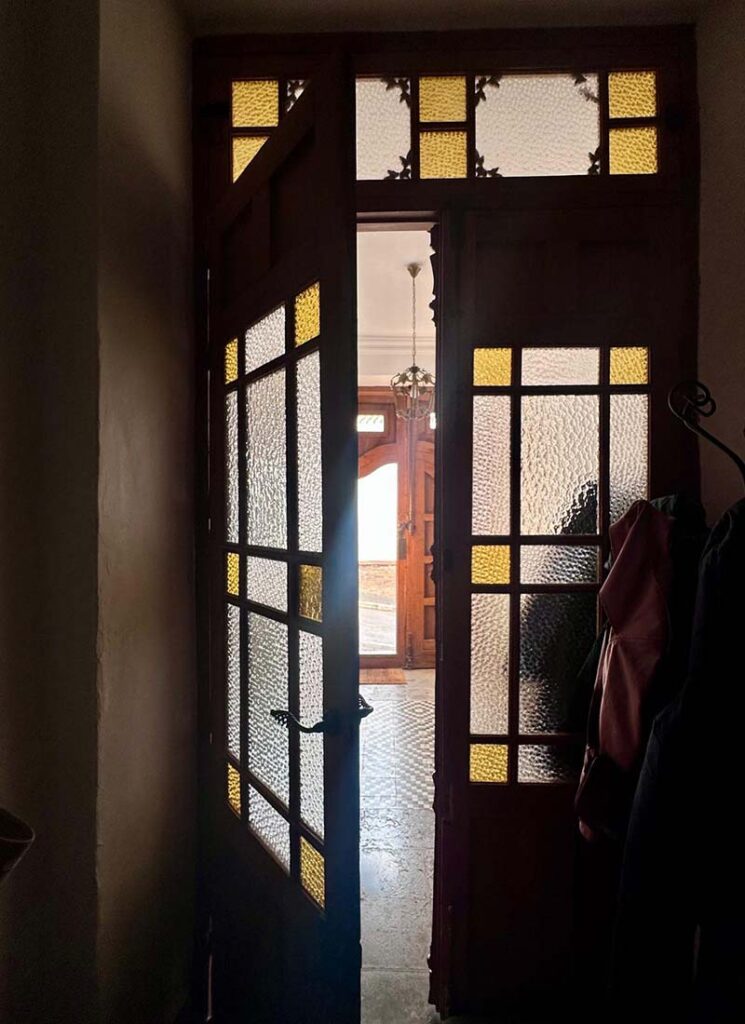 Charming rural stay in Alora Andalusia with warm inviting interior ideal for a peaceful getaway.
Encantador alojamiento rural en Álora con interior cálido y acogedor ideal para una escapada tranquila en Andalucía