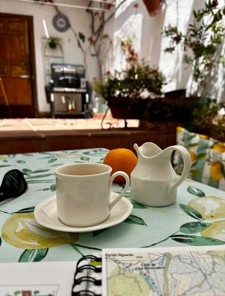 Un café en el patio de CASABELLA, invitando a disfrutar del turismo lento.