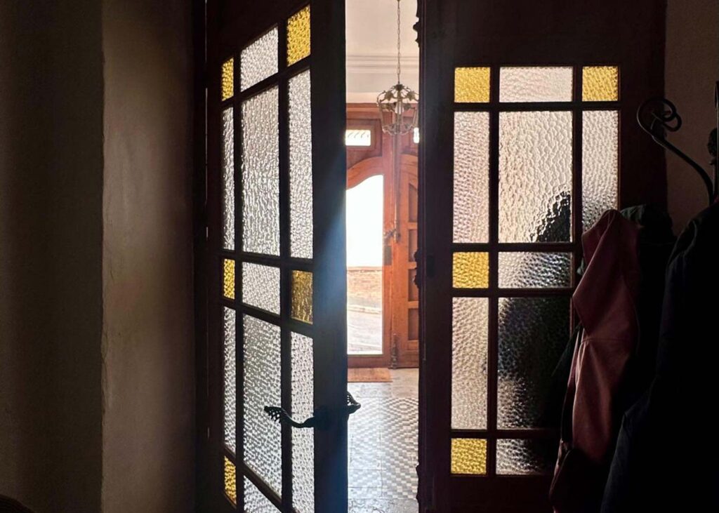 Morning sunlight entering the entrance hall of CASABELLA, a historic Andalusian house in Álora. | La luz de la mañana entrando por la puerta principal de CASABELLA, una casa señorial andaluza en Álora.